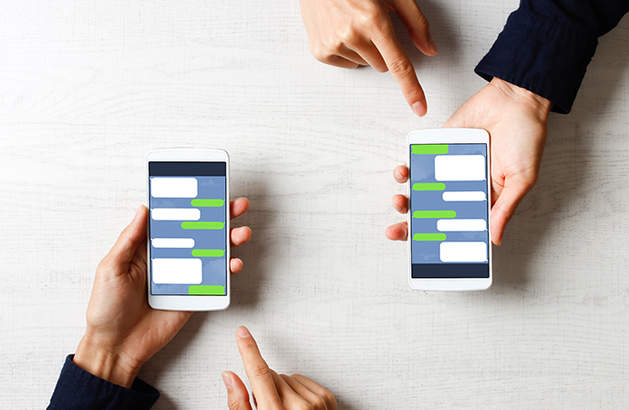 スマートフォンのLINEで歯科相談をするイメージ